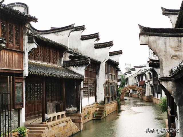 驾照换证在外地能办吗?超期要回核发地恢复吗?车买半年给亲属能保留号牌吗?